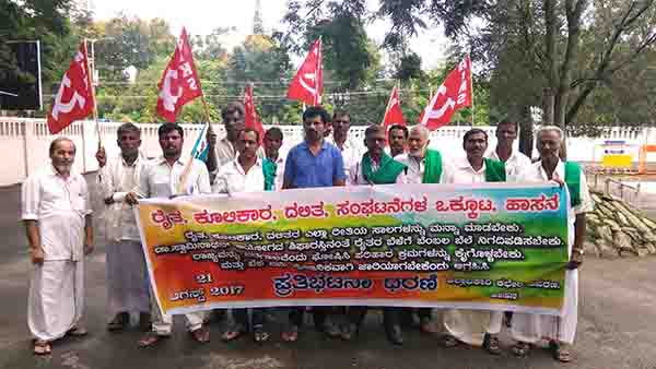 ಬೆಳೆ ವಿಮೆಗೆ ಆಗ್ರಹಿಸಿ ರಾಜ್ಯ ರೈತ ಸಂಘ, ದಲಿತ ಸಂಘಟನೆಯಿಂದ ಧರಣಿ